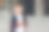 一个少年拿着手机站在学校里图片下载