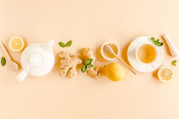以薄荷、生姜、柠檬、蜂蜜等草本植物为底色的草本茶。平躺，俯视图图片下载