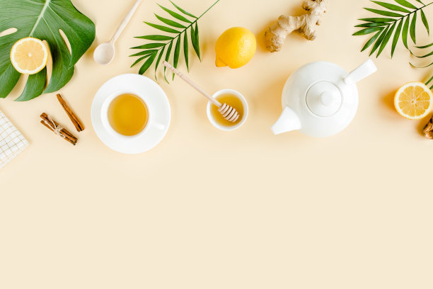 以薄荷、生姜、柠檬、蜂蜜等草本植物为底色的草本茶。平躺，俯视图图片下载
