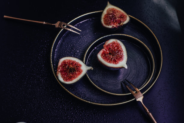 带水珠的紫色新鲜无花果图片下载