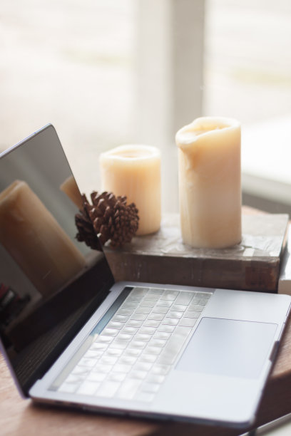 在咖啡店里用电脑工作的女人图片下载