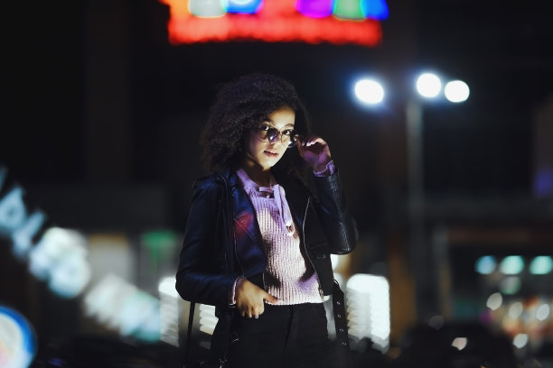 年轻可爱的卷发非洲裔美国女孩的肖像图片下载