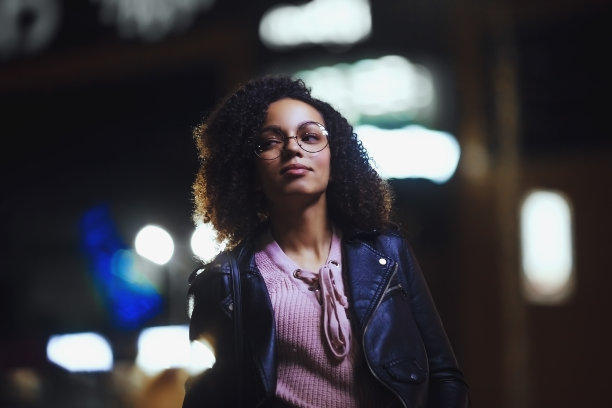 年轻可爱的卷发美国女孩的肖像图片下载