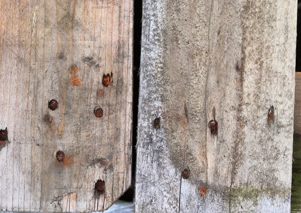 近距离观察有一些裂缝的非常古老的木箱子图片下载