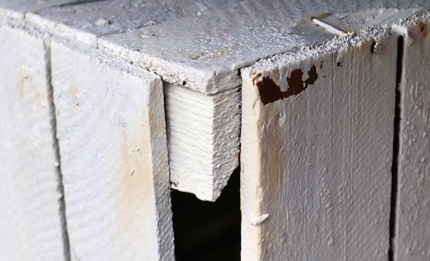 近距离观察有一些裂缝的非常古老的木箱子图片下载