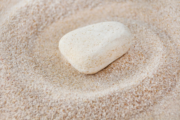 石头靠近和沙子的背景图片下载