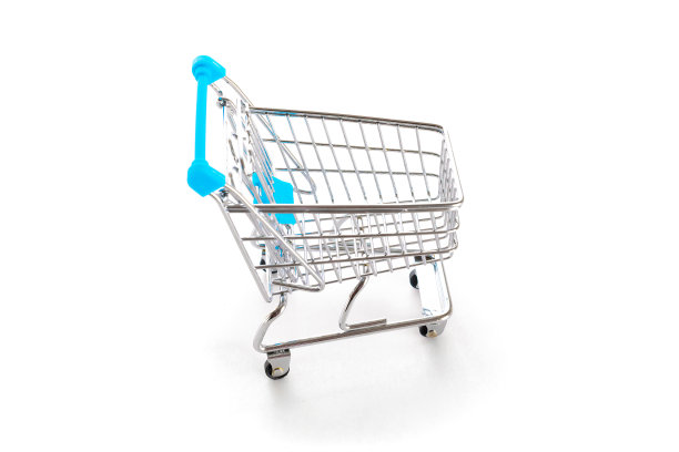 销售背景。空手推车超市孤立在白色背景。零售市场的食品购物篮。折扣促销和黑色星期五的概念。为文本复制空间。图片下载