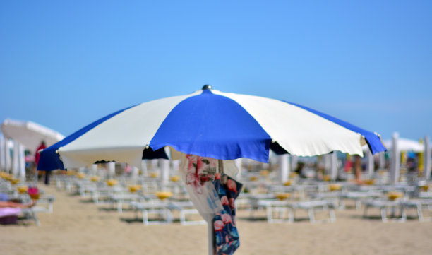 海滩上的雨伞图片下载