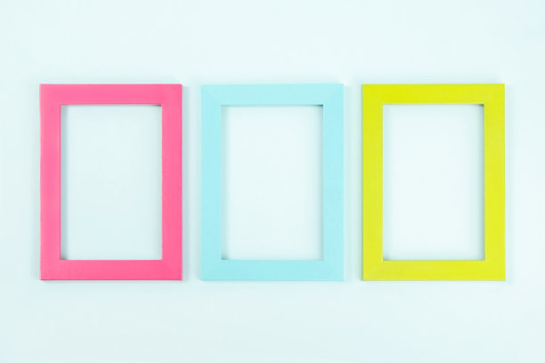 创意的布局由三个明亮的颜色框架在蓝色的背景。平放俯视图复制空间模型图片下载