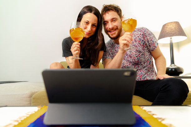 快乐情侣看平板电脑图片下载