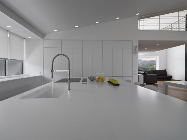 现代白色厨房的室内照片前景，集成水槽和钢水龙头的背景，皮革沙发图片下载