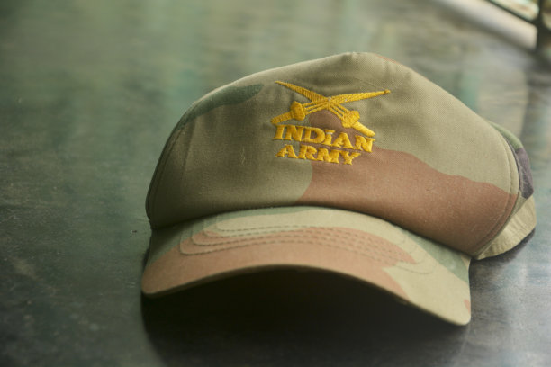 特写一顶伪装的印度军帽，选择性聚焦图片下载