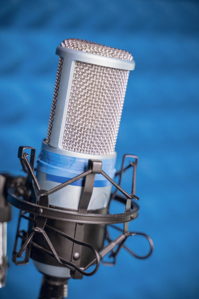 录音室麦克风，近距离，模糊的背景图片下载