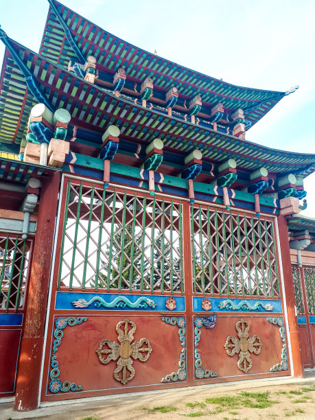 佛寺大门装饰雕刻木雕龙，色彩艳丽，细节巧妙图片下载