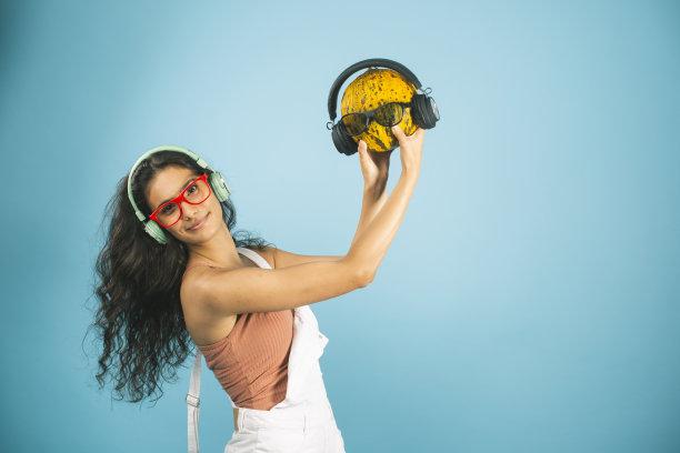 美丽的少女手里拿着甜瓜。图片下载