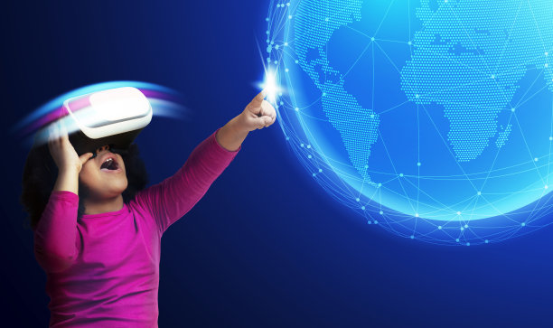 兴奋的非洲女孩通过VR头盔发现世界图片下载