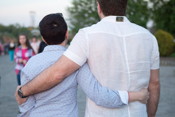 一个中年男人和女人的肖像。情感的概念。一对相爱的男女走在城市里。图片下载