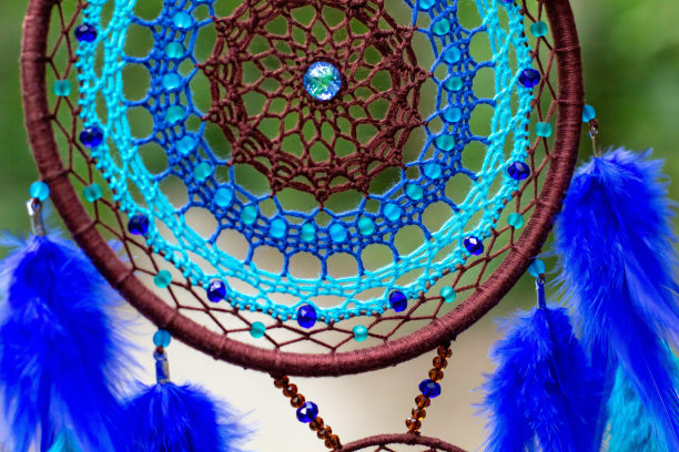 手工捕梦网，用羽毛、线和珠子绳挂图片下载