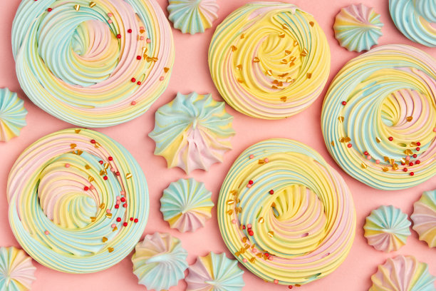 蛋白酥皮漩涡甜点背景，顶视图图片下载