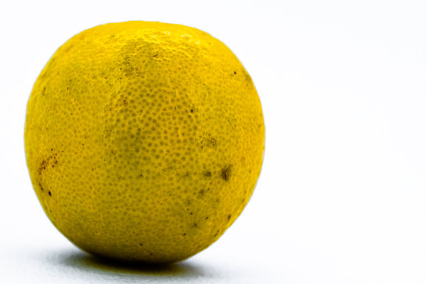 近宏绿色黄色成熟新鲜多汁柠檬橙装饰在孤立的白色背景，剪辑路径，文本复制空间。凉爽的食物图案纹理噪声效果与选择性焦点。图片下载