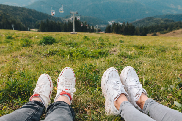 两腿站在地面上，背景是美丽的山景图片下载