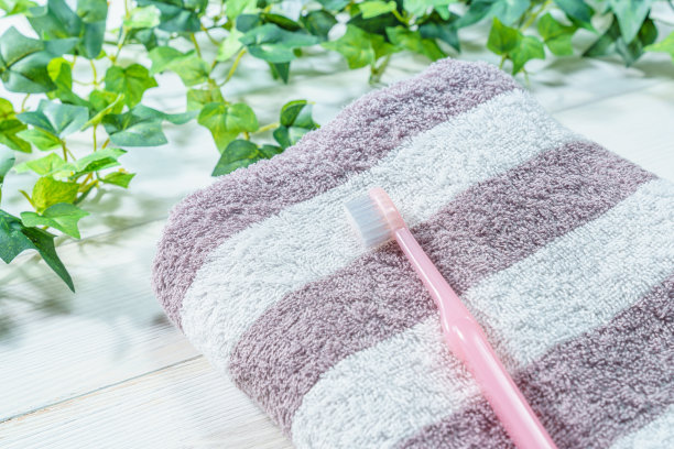 牙刷和毛巾放在木桌上图片下载