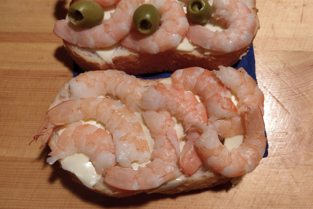 虾三明治。虾和绿橄榄配黄油白面包图片下载