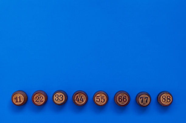 蓝色背景上的木制乐透木桶。cocept与数字图片下载