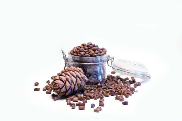 4 k。白底玻璃罐里的松子图片下载
