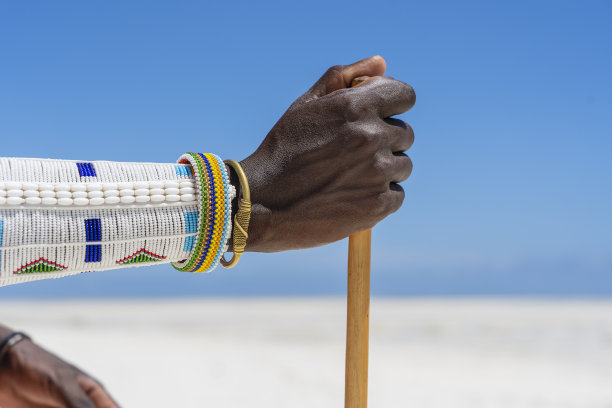 部落的手与彩色手镯，特写。非洲坦桑尼亚桑给巴尔岛图片下载