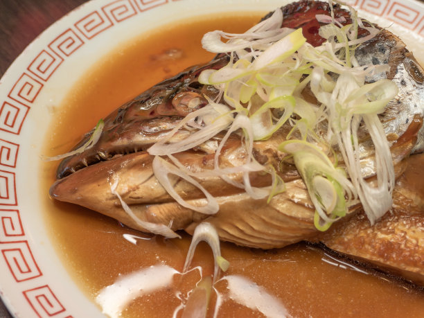 三文鱼头蒸酱油和蔬菜盘。图片下载