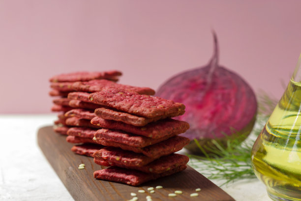 在明亮的背景上放上天然饼干或甜菜根饼干。健康的食品理念。饮食的食物。图片下载