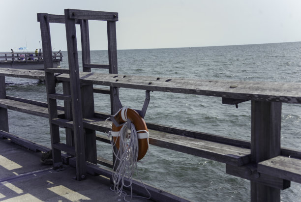 救生圈系在钓鱼码头上图片下载