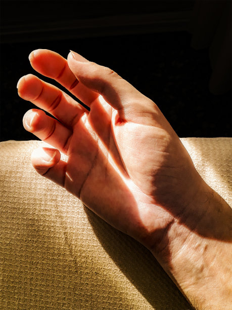 交出沙发和黑色背景图片下载