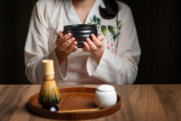 用碗喝茶的女人图片下载