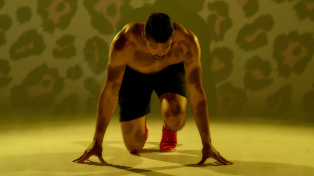 年轻的肌肉男子站在起始位置，准备跑孤立的黄色猎豹背景图片下载