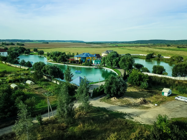 在郊区人工湖附近的房子在一个夏天的一天，照片俯视图，无人机图片下载