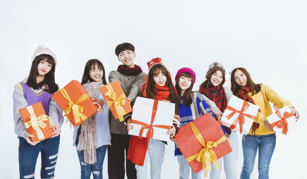快乐的年轻人组展示礼物，庆祝圣诞节和新年假期图片下载
