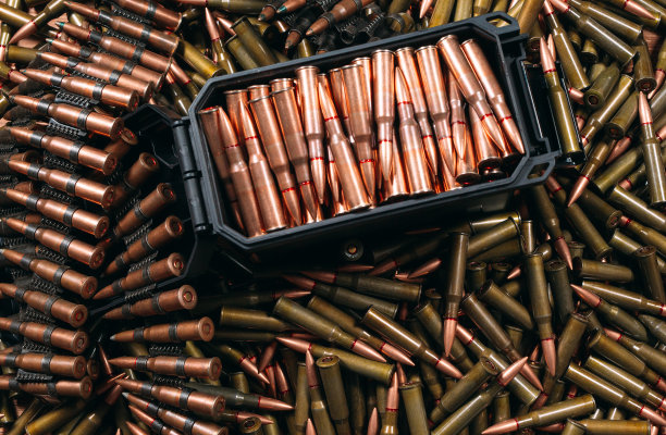 不同的弹药在木制的背景，武器的概念。图片下载