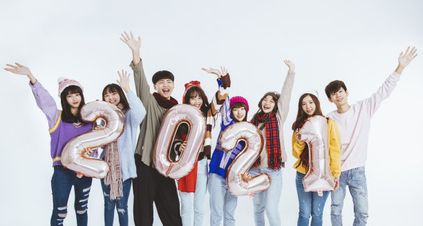 快乐的年轻人金色数字2021年和庆祝新年假期图片下载