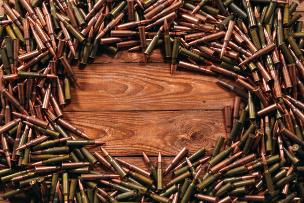不同的弹药在木制的背景，武器的概念。图片下载