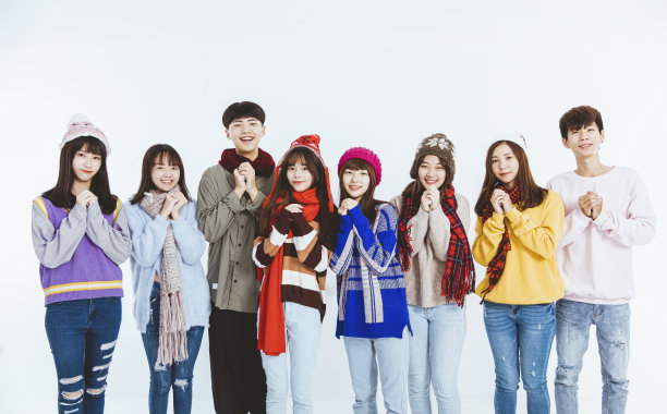 快乐的亚洲年轻人穿着冬装，用手势祝贺中国新年图片下载