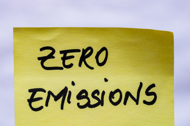 零排放手写文字关闭隔离在黄色纸与复制空间。图片下载