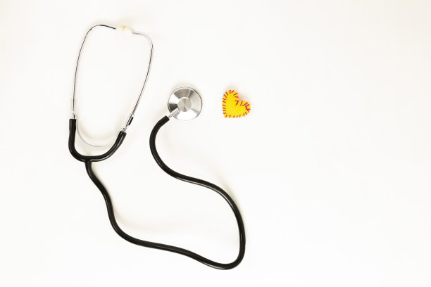 心脏健康和预防的概念。听诊器和红心钩针在白色孤立的背景与文字空间。图片下载