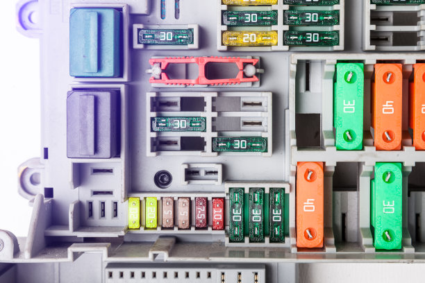 带保险丝的汽车发动机舱的细节。汽车服务行业。修理汽车。图片下载