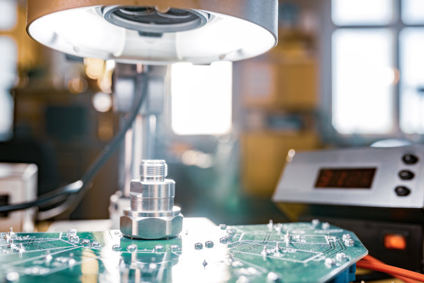 现代显微镜，连接器组件和大型绿色微电路在车间实验室图片下载