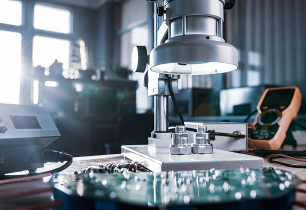 现代显微镜，连接器组件和大型绿色微电路在车间实验室图片下载