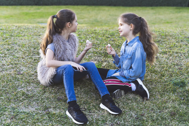 两个少女在公园里吃棉花糖图片下载