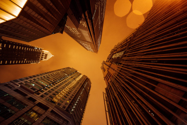 晚上中国重庆的摩天大楼图片下载