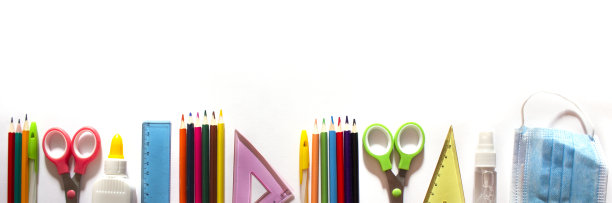 回归学校背景理念。学校用品和预防COVID-19的手段在白色背景。面具和洗手液。横幅。copyspace图片下载